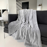 Plaid Cozy Gris clair 130x170 cm plaid doux et chaud 760g/m² pour lit ou canapé, cocooning cosy, style hygge, idéale pour l’hiver et la décoration intérieure.