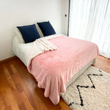 Couverture Cocoon Rose 220x240 cm, recto imitation lapin et verso imitation mouton, ultra doux pour un confort chaleureux.