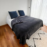 Couverture polaire Cozy Anthracite 220x240 cm, ultra douce 760g/m², idéale pour chaleur, confort et déco dans toute la maison.