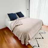 Couverture polaire Cozy Beige Taupe 220x240 cm, ultra douce 760g/m², idéale pour chaleur, confort et déco dans toute la maison.