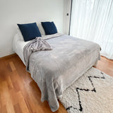 Couverture polaire Cozy Gris Clair 220x240 cm, ultra douce 760g/m², idéale pour chaleur, confort et déco dans toute la maison.