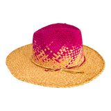 Chapeau artisanal de Madagascar Manao rose en fibres naturelles, léger et tendance, parfait pour le jardin, la plage, la piscine ou les vacances.