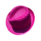 Chapeau artisanal de Madagascar Borsalino fuchsia en fibres naturelles, léger et tendance, parfait pour le jardin, la plage, la piscine ou les vacances.