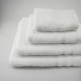 Drap de douche blanc 100% coton 350 g/m², doux et ultra-absorbants, en éponge bouclette, pour un séchage rapide et confortable.