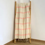 Fouta Calliope ecru pinky 100% coton 190 g/m², légère et absorbante, idéale bain ou plage, au design rayé tendance et utilisable en paréo.