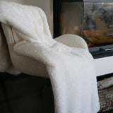 Plaid Cocoon Off White 130x170 cm, 610 g/m², toucher imitation lapin ultra doux. Épais, chaud et idéal pour un intérieur cocooning.