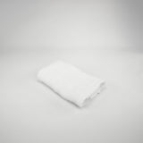 Serviette invité blanche en éponge bouclette, 100% douce et ultra-absorbante, 30x50 cm, idéale pour un séchage rapide et élégant.