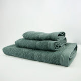 Serviette invité grise 100% coton en éponge bouclette, douce et ultra-absorbante, idéale pour un séchage rapide et élégant.