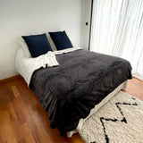 couverture cocoon anthracite 220x240 cm, 610g/m² recto imitation lapin et verso imitation mouton, ultra douce pour un confort chaleureux.
