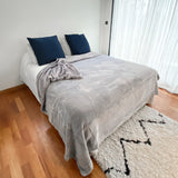 Couverture Cozy Gris Clair 220x240 cm, ultra douce 760g/m², idéale pour chaleur, confort et déco dans toute la maison.