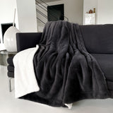 Plaid cocoon anthracite 130x170cm, recto imitation lapin et verso mouton 610g/m², ultra doux pour un confort chaleureux
