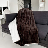 Plaid cocoon chocolat 130x170cm, recto imitation lapin et verso mouton 610g/m², ultra doux pour un confort chaleureux