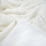 zoom couverture cocoon off white 220x240 cm, 610g/m² recto imitation lapin et verso imitation mouton, ultra douce pour un confort chaleureux