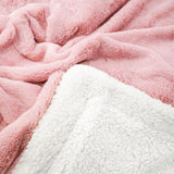 zoom couverture cocoon rose 220x240 cm, 610g/m² recto imitation lapin et verso imitation mouton, ultra douce pour un confort chaleureux.