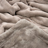 zoom couverture cozy beige taupe 220x240 cm, 760g / m² ,douceur et confort pour des moments de détente chaleureux à la maison.