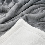 zoom couverture cocoon gris clair 220x240 cm, 610g/m² recto imitation lapin et verso imitation mouton, ultra douce pour un confort chaleureux
