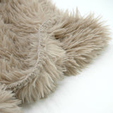 zoom couverture longwool beige taupe 220x240 cm imitation fourrure à poils longs, 450g/m², ultra douce et élégante pour sublimer et réchauffer votre lit