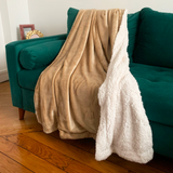 Plaid polaire 130x170 cm, 460 g/m², recto velours ras, verso imitation mouton, ultra doux et cocooning, 100 % polyester.