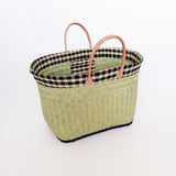Panier artisanal Aravoula tressé naturel "Tsipika" avec bande rabane carreaux - Le comptoir de la plage