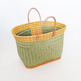 Panier artisanal Aravoula tressé naturel "Tsipika" avec bande rabane carreaux - Le comptoir de la plage