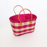 panier artisanal beloha fuchsia rabane GM motifs carreaux avec pochon rabane coins cuir dimensions 50×20× 35 cm robuste et élégant, parfait pour sorties et marché, robuste et élégant.