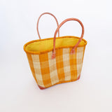 panier artisanal beloha safran rabane GM motifs carreaux avec pochon rabane coins cuir dimensions 50×20× 35 cm robuste et élégant, parfait pour sorties et marché, robuste et élégant