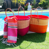 Panier artisanal rabane ivato fuchsia et orange coins cuir, Poignées cuir avec pochon dimensions 50 × 20 × 30 cm, parfait pour sorties et marché, robuste et élégant