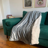 Plaid mouton gris clair 130x170 cm, 460 g/m², recto velours ras, verso imitation mouton, ultra doux pour un confort chaleureux.
