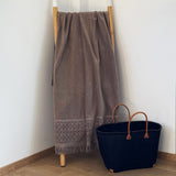 serviette de bain éponge velours unie ciselée romance taupe 90x170 cm, 100 % coton, 460 g/m², légère et absorbante, idéale salle de bain, piscine et plage