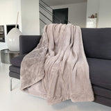 Plaid Cozy Beige taupe 130x170 cm plaid doux et chaud 760 g/m² pour lit ou canapé, cocooning cosy, style hygge, idéale pour l’hiver et la décoration intérieure.