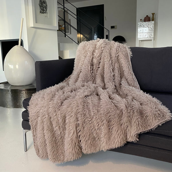 Plaid Longwool beige taupe 130x170 cm plaid doux et chaud 450 g/m² pour lit ou canapé, cocooning cosy, style hygge, idéale pour l’hiver et la décoration intérieure.