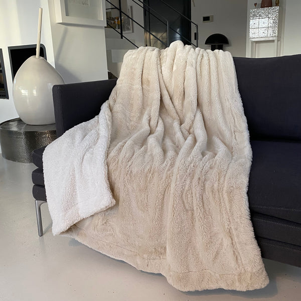 Plaid Cocoon beige clair 130x170 cm plaid doux et chaud 610 g/m² pour lit ou canapé, cocooning cosy, style hygge, idéale pour l’hiver et la décoration intérieure.