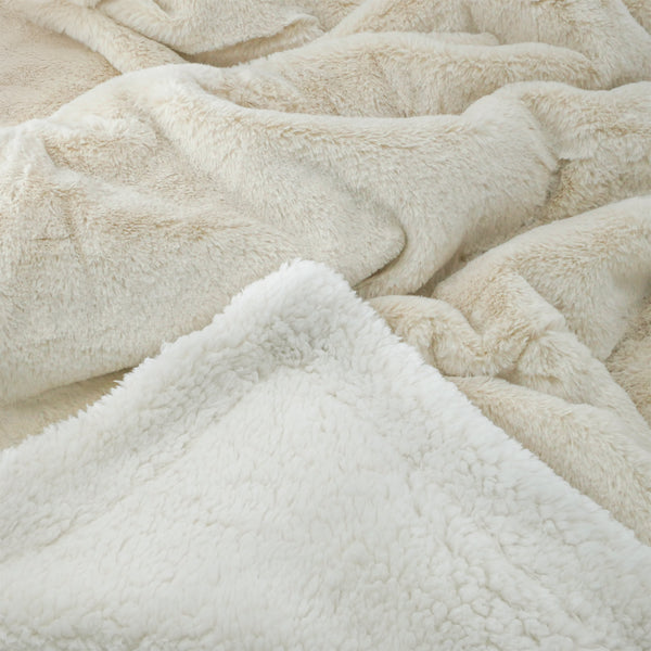 Plaid imitation Beige Clair 130x170 cm, ultra doux et moelleux, offrant chaleur, confort et élégance pour votre intérieur.