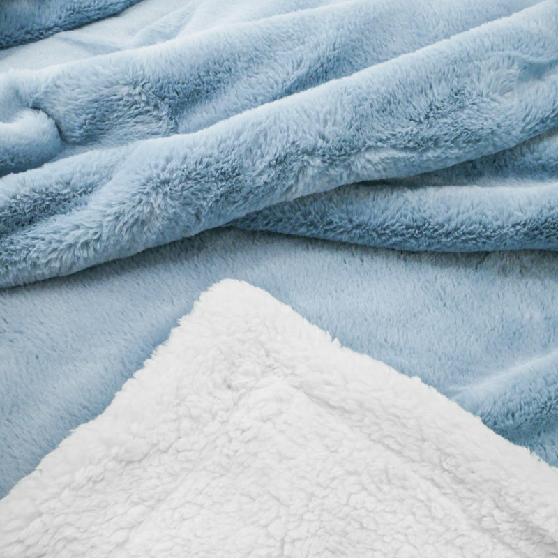 Plaid imitation lapin Bleu gris 130x170 cm, ultra doux et moelleux, offrant chaleur, confort et élégance pour votre intérieur.
