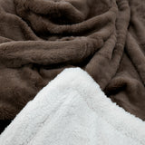 Plaid imitation lapin Taupe foncé 130x170 cm, ultra doux et moelleux, offrant chaleur, confort et élégance pour votre intérieur.