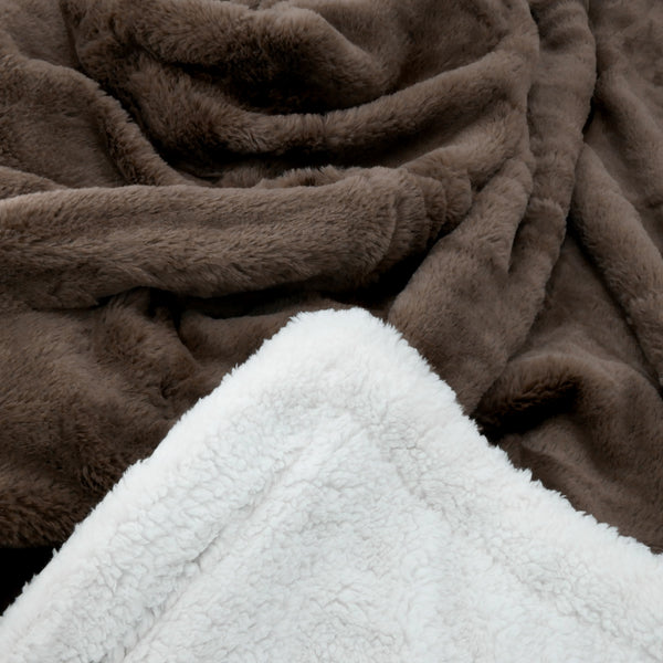 Plaid imitation lapin Taupe foncé 130x170 cm, ultra doux et moelleux, offrant chaleur, confort et élégance pour votre intérieur.