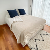 Couverture Cocoon Beige Clair 220x240 cm, recto imitation lapin et verso imitation mouton, ultra doux pour un confort chaleureux.