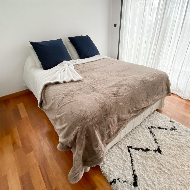 Couverture Cocoon Beige Taupe 220x240 cm, recto imitation lapin et verso imitation mouton, ultra doux pour un confort chaleureux.