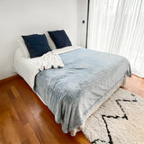 Couverture Cocoon Bleu gris 220x240 cm, recto imitation lapin et verso imitation mouton, ultra doux pour un confort chaleureux.