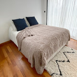 Couverture Longwool Beige Taupe 220x240 cm imitation fourrure à poils longs, 450g/m², ultra doux et élégant pour sublimer et réchauffer votre lit.