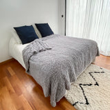 Couverture Longwool Beige Gris 220x240 cm imitation fourrure à poils longs, 450g/m², ultra doux et élégant pour sublimer et réchauffer votre lit.