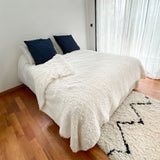 Couverture Longwool Naturel 220x240 cm imitation fourrure à poils longs, 450g/m², ultra doux et élégant pour sublimer et réchauffer votre lit.