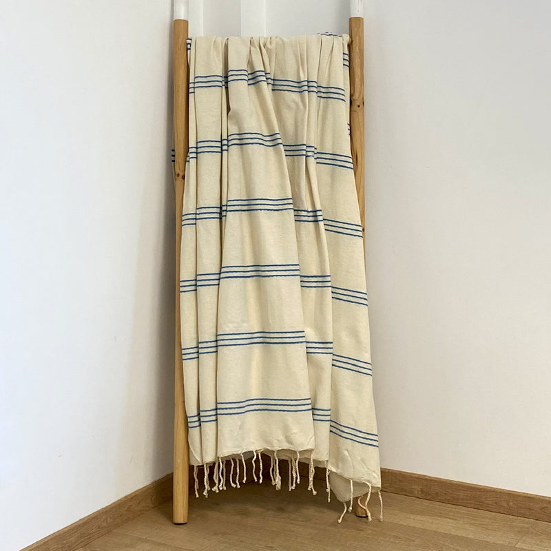 Fouta Calliope ecru lake 100% coton 190 g/m², légère et absorbante, idéale bain ou plage, au design rayé tendance et utilisable en paréo. 