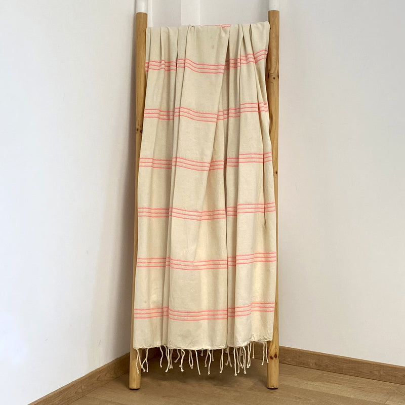 Fouta Calliope ecru pinky 100% coton 190 g/m², légère et absorbante, idéale bain ou plage, au design rayé tendance et utilisable en paréo.