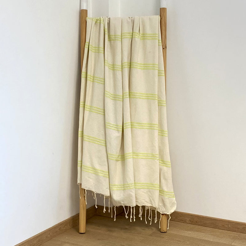 Fouta Calliope lime 100% coton 190 g/m², légère et absorbante, idéale bain ou plage, au design rayé tendance et utilisable en paréo.
