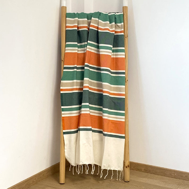 Fouta Hélios verte 100% coton 190g/m² , légère et absorbante, 100x200 cm, idéale bain, plage ou paréo, au design rayé tendance.