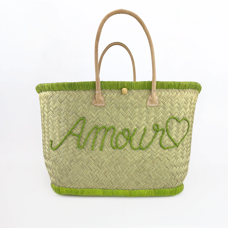 Panier en fibres naturelles Amour Vert anis de Madagascar, aravoula tressé, pratique et chic pour courses ou plage.