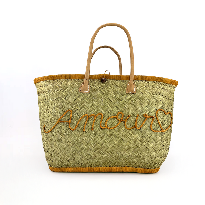 Panier en fibres naturelles Amour de Madagascar, aravoula tressé, pratique et chic pour courses ou plage.