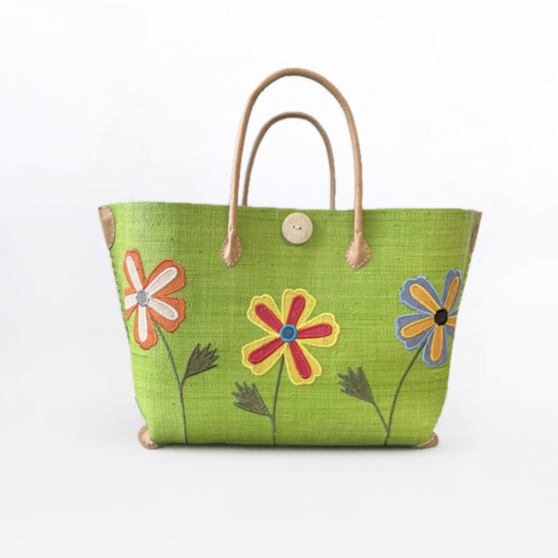 Panier artisanal malgache Isandra SGM en fibres naturelles, aravoula tressé, brodé, solide et élégant pour plage ou ville.