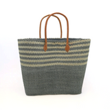 Panier artisanal Amorini gris en fibres naturelles fait main à Madagascar, avec pochon, idéal pour la plage ou les courses.